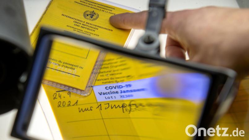 Wegen einem falschen Impfpass musste sich ein Mann vor dem Amtsgericht Tirschenreuth verantworten. Symbolbild: Stefan Puchner/dpa