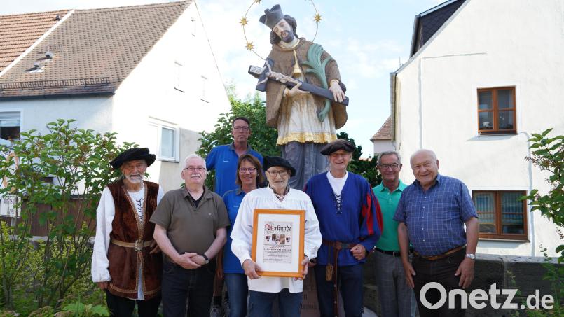 Stadthauptmann Volkmar von Schönreuth (Volkmar Legat, Dritter von rechts) und Feldhauptmann Kaspar Erlbeck von Parkstein (Hans Rösch, links) ernannten Heiner Dworzak (Fünfter von links) zum Ehrenmitglied der Kemnather Stadtwache. Ihm gratulierten auch Rainer Sollfrank, Patrick und Petra Shrier, Werner Nickl und Robert Schön (von links). Bild: kaz