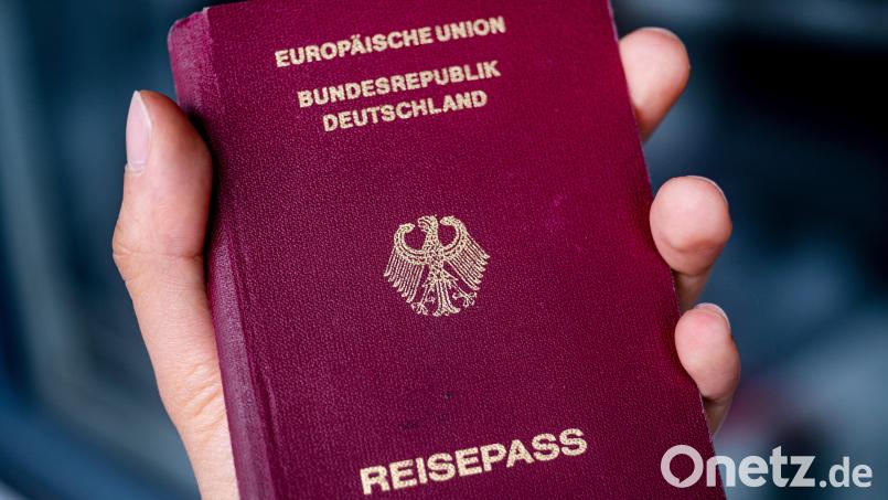Extrem lange Bearbeitungszeiten melden aktuell einige Passämter und die Bundesdruckerei. Wer jetzt noch einen neuen Reisepass oder Personalausweis für den Urlaub braucht, könnte es schwer haben. Symbolbild: Matthias Balk/dpa