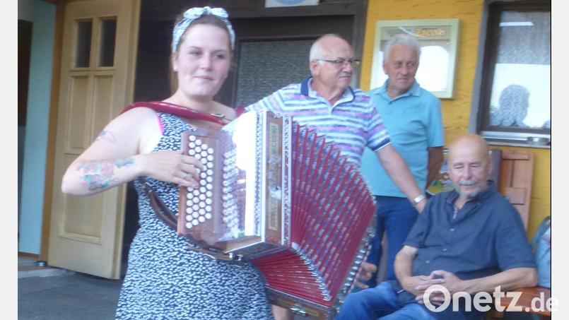 Jennifer Kalmann spielte auf dem Akkordeon. Die Zuhörer hörten gerne zu. Bild: Mandl