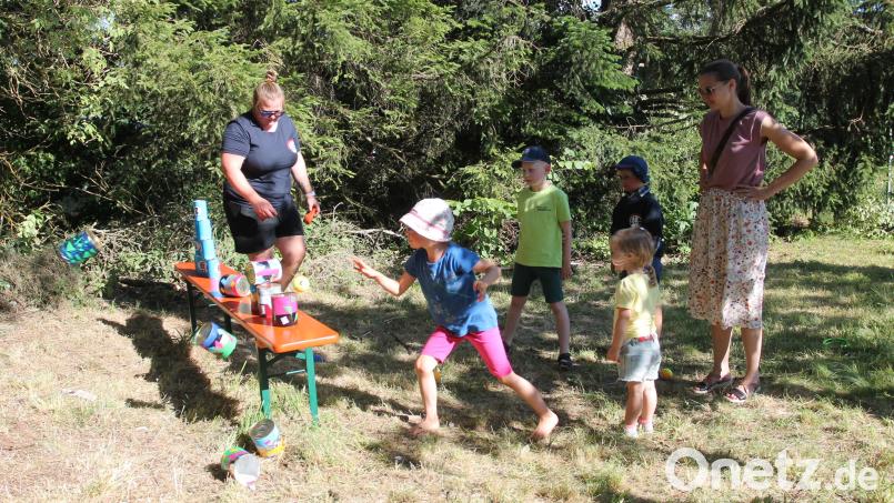 Die Kinder haben ihren Spaß beim Büchsenwerfen. Bild: pi