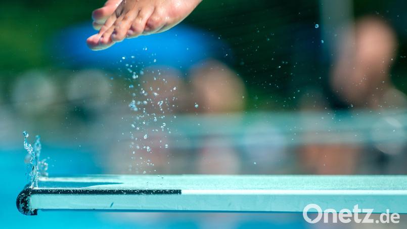 In Amberg hat ein Mann mit einem verbotenen Sprung ins Becken einen Bub am Kopf verletzt. Symbolbild: Hauke-Christian Dittrich/dpa