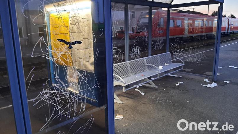 Ein Bushäuschen am Schwandorfer Bahnhof beschmierte der 23-Jährige. Bild: Bundespolizei/exb