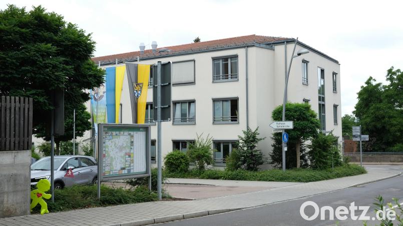 Blick auf den Ostflügel des Schwandorfer Rathauses: Hier soll der Dachstuhl um 1,70 Meter angehoben werden. Dadurch entsteht Platz für 18 Mitarneiter. Bild: Hirsch