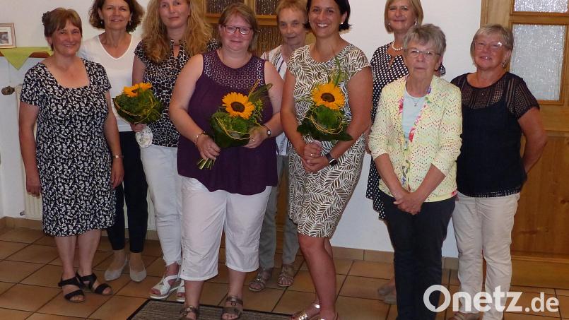 Mit den drei neuen Mitgliedern (mit Blumen, von links) Cornelia Kausler, Maria Anzer und Tanja Renner startet der Frauenbund in Schlammersdorf wieder durch. Bild: lgc