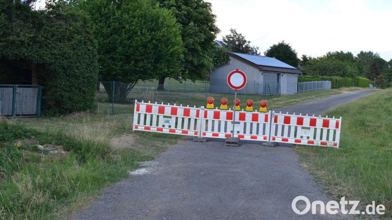 Diese Sperrung, die das Durchfahren der Steinigen Gasse verhindern soll, wurde von Unbekannten beiseite geräumt. Bild: Benkhardt