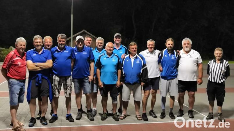 Vorsitzender Michael Zinkl freute sich gemeinsam mit den siegreichen Mannschaften des 1. FC Neunburg, der ESF Heselbach-Meldau, der SpVgg Pfreimd und Schiedsrichter Georg Wilhelm über ein rundum gelungenes Pokalturnier. Bild: ESV Lampenricht-Gleiritsch/exb