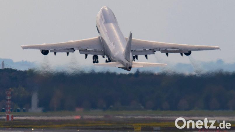 Mallorca-Urlauber saßen in Köln in einem Flugzeug fest, das nicht mehr starten durfte. Symbolbild: Boris Roessler/dpa