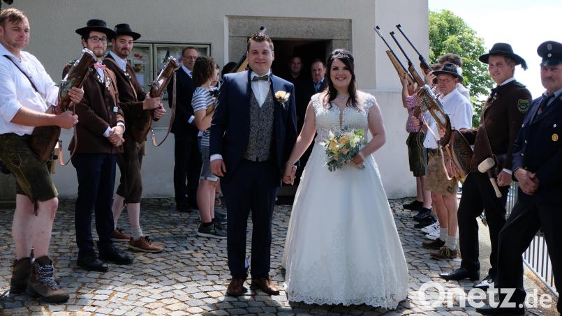 Abordnungen des Schützenvereins mit den Böllerschützen und der Feuerwehr von Meerbodenreuth standen Spalier und gratulierten Gabi Gollwitzer und Stefan Kummer. Böllerschüsse und Wasserspritzen gehörten dazu. Bild: le