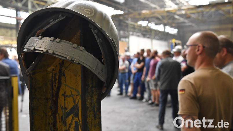 Die Helme im Sulzbach-Rosenberger Rohrwerk dürfen wieder aufgesetzt werden: Als neuer Eigentümer soll die britische Mertex Gruppe den Röhrenhersteller in eine gute Zukunft führen. Archivbild: Petra Hartl