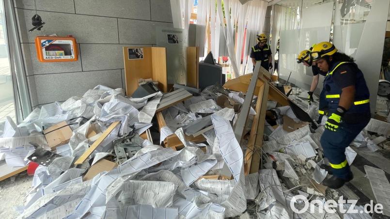 Durch die Sprengung der beiden Geldautomaten in der Geschäftstelle der VR-Bank Mittlere Oberpfalz auf dem Marktplatz in Wernberg-Köblitz wurde Mittwoch Nacht die komplette Bankfiliale zerstört. Das Nabburger THW war am Nachmittag zur Stelle, um beim Aufräumen zu helfen. Bild: Werner/exb