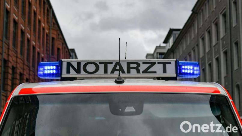 Ein Notarztwagen steht mit eingeschaltetem Blaulicht auf der Straße. Symbolbild: Jens Kalaene/zb/dpa