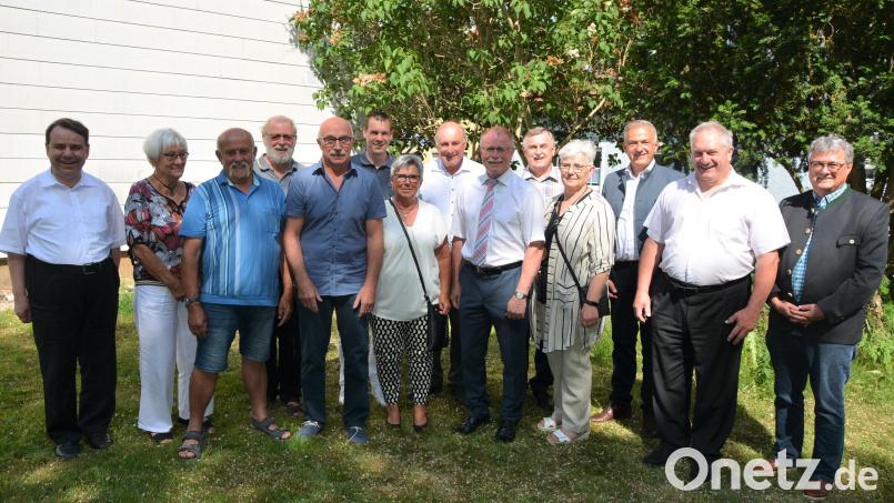 Die Gründungsmitglieder des neuen Vereins „Freunde und Förderer der Hauskapelle und Lourdesgrotte von Fockenfeld“ mit Vorsitzendem Max Bindl (Sechster von rechts), Geschäftsführer Pater Benedikt Leitmayr (Vierter von links) und Landrat Roland Grillmeier (Dritter von rechts). Bild: jr