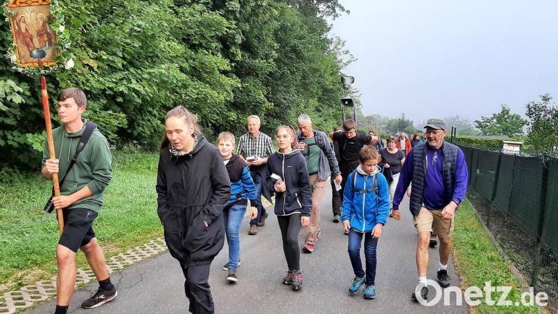 Die Wallfahrtsgruppe der Pfarrei Großschönbrunn auf ihrem Weg zum Mariahilfberg in Amberg. Bild: jud