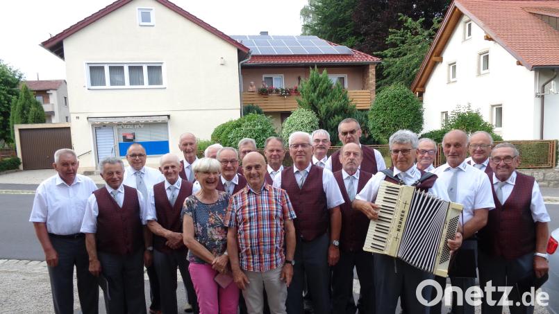 Der Männergesangverein Bärnau gratulierte Siegmund Dill zum 80. Geburtstag. Bild: Männergesangverein Bärnau/exb