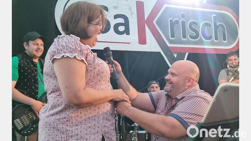 Laut und deutlich war das &quot;Jaaa&quot; von Sonja Wegener zu hören, als ihr Emmerich Wiesmet auf der Poppenrichter Kirwa einen Antrag machte. Bild: Christopher Dotzler