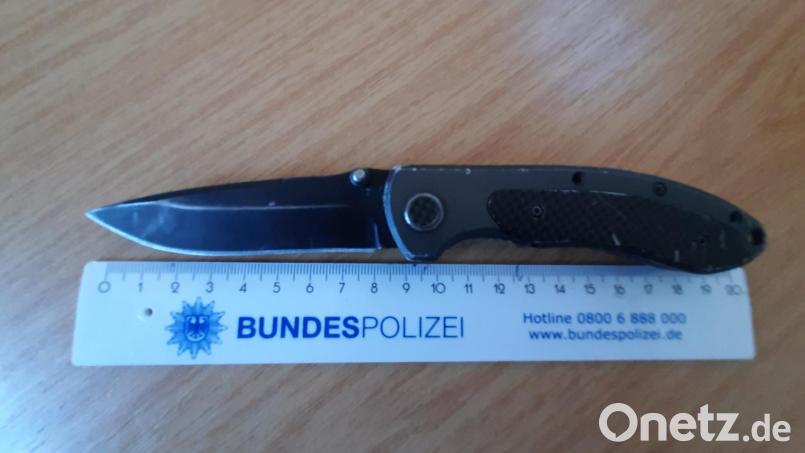 Dieses Messer stellten die Beamten bei dem 17-Jährigen sicher. Bild: Bundespolizei