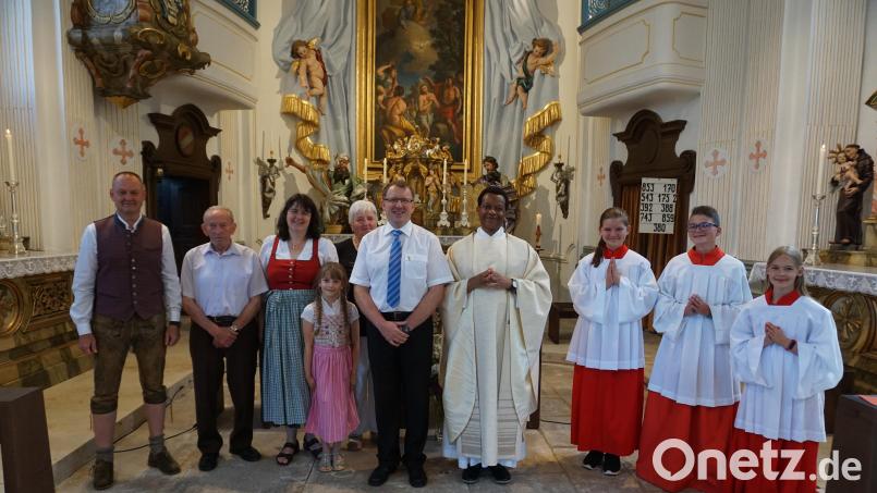 Dank gilt der Familie Beer nach dem Festgottesdienst zum Patrozinium in der Johanneskirche am Schlossberg (von links): Bürgermeister und Kirchenrat Erich Meidinger, Vater Klaus, Ehefrau Marianne mit Tochter Miriam, Mutter Monika, Mesner Josef Beer, Pater John und einige Ministranten. Bild: wec