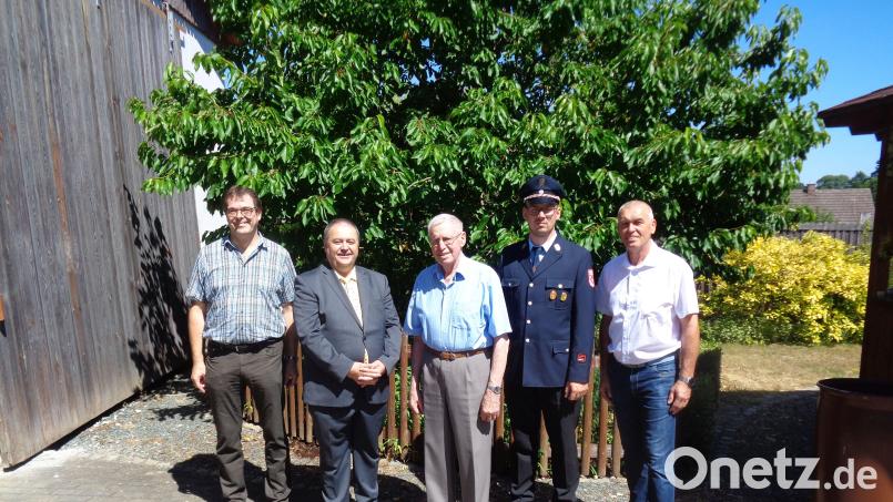 Josef Bäumler (Mitte) wird 85 Jahre alt. Ihm gratulieren (von links) MGV-Vorsitzender Wolfgang Siegert, Bürgermeister Peter Dotzler, Vorsitzender Florian Kellner von der Feuerwehr Atzmannsricht- und Dorfgemeinschaftsvorsitzender Werner Kohl. Bild: dpe