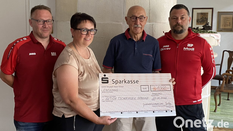 Einen Scheck über 1000 Euro übergaben die Organisatoren des Frühjahrsmarktes an Josef Ziegler. Bild: Christian Tröster/exb