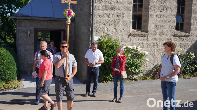 Spielberger Wallfahrer sammeln sich an der Dorfkapelle in Spielberg. Bild: fvo