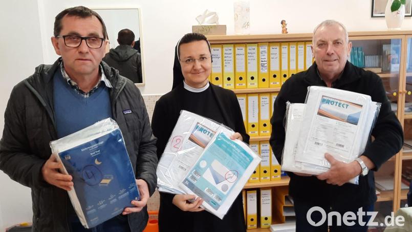 Schwester Suzana, die das Behindertenheim „Sveta Obitelj“ in Mostar leitet, bedankte sich herzlich für die Spende, die Bernhard Krannich (links) und Richard Pscherer (rechts) an sie übergaben. Bild: jzk