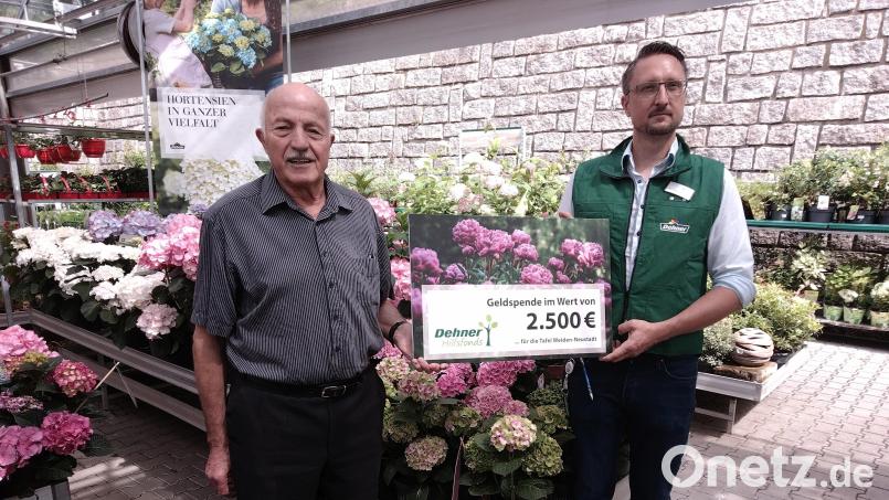 Dehner-Marktleiter Peter Winklmann (rechts) übergibt eine Spende an die Tafel Weiden-Neustadt mit ihrem Vorsitzenden Josef Gebhardt. Bild: Erich Sauer/exb