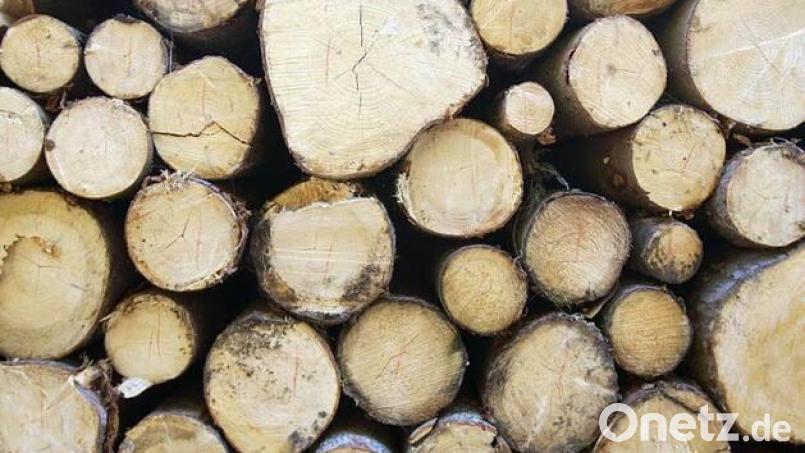 Weil in Sulzbach-Rosenberg ein Ster Fichtenholz verschwunden ist, sucht die Polizei nun Zeugen. Symbolbild: Frank May/dpa