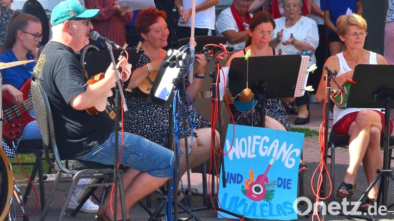 Den Premierenauftritt der &quot;Ukulelas&quot; um Wolfgang Schieder (links) begleitet ein großes Publikum mit rhythmischen Klatschen und Mitsummen der Lieder. Bild: fjo