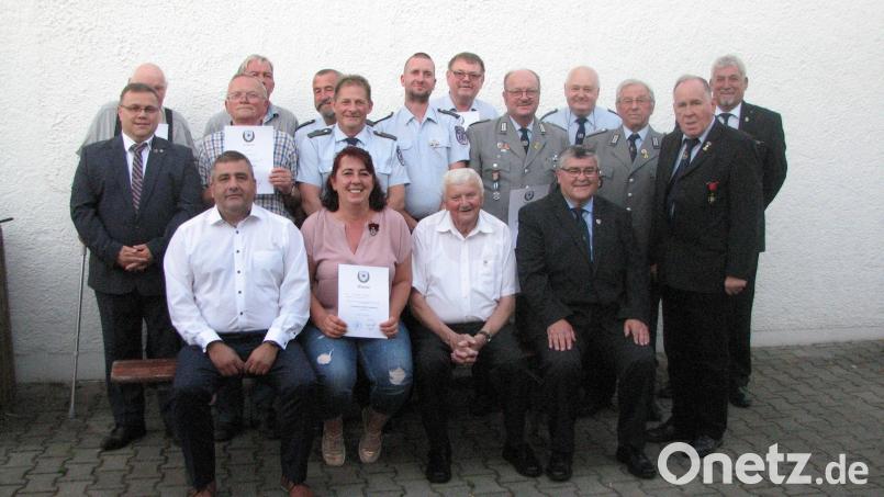 Vorsitzender Erhard Neubauer (hinten, Zweite von rechts), Rathausvertreter Siegfried Janner (sitzend, links) Kreisvorsitzender Heinrich Scheidler (sitzend, rechts) und Bezirksvorsitzender Horst Embacher (stehend, vorne rechts) ehren Mitglieder der KSRK Mantel für langjährige Treue und verdienstvollen Einsatz. Bild: knh
