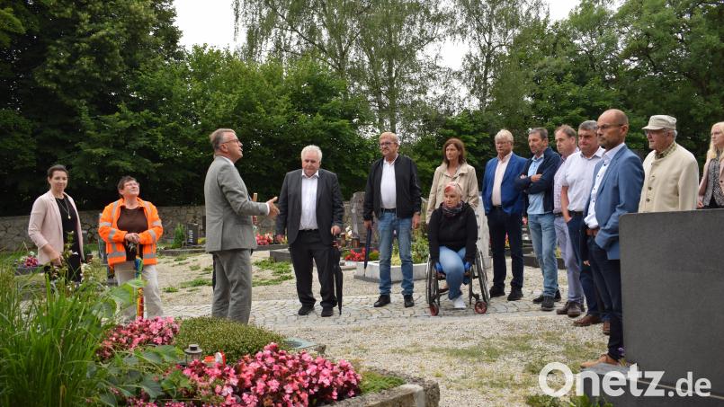Der Stadtrat Tirschenreuth informierte sich bei einer Ortsbesichtigung über den Friedhof. Auskunft gaben Irina Weiß von der Stadtverwaltung und Friedhofsgärtnerin Kreszentia Frank (von links). Bild: szl