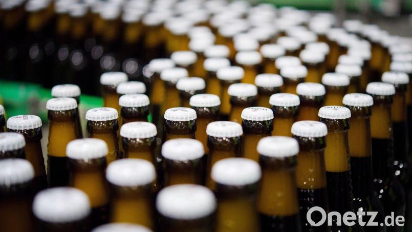 150 bis 200 Kästen Bier sind in einer Rechtskurve von einem Laster gefallen. Symbolbild: Rainer Jensen/dpa