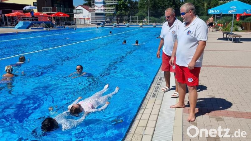 Die Wasserwacht Mitterteich - hier einige Mitglieder beim Üben des Abschleppens einer bewusstlosen Person – laden am Sonntag, 10. Juli, zu einem Familienfest mit Stundenschwimmen ins Freibad ein. Bild: Stefan Pelz/exb