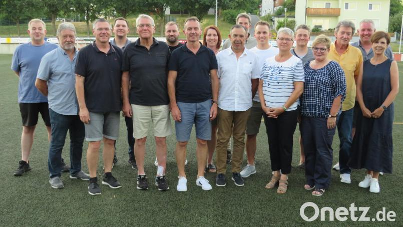 Der neu gewählte Vorstand des Sportvereins Parkstein mit Herbert Piller (Fünfter von links) an der Spitze. Bürgermeister Reinhard Sollfrank (Dritter von links) dankt für die soziale Arbeit. Bild: adj