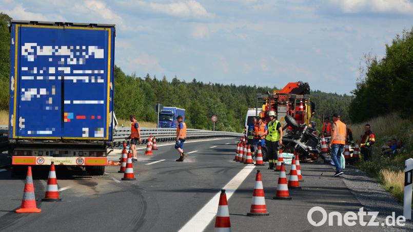Wegen eines Unfalls war die A 93 zwischen den Anschlussstellen Pechbrunn und Mitterteich am Montag in Fahrtrichtung Regensburg komplett gesperrt. Bild: lnz