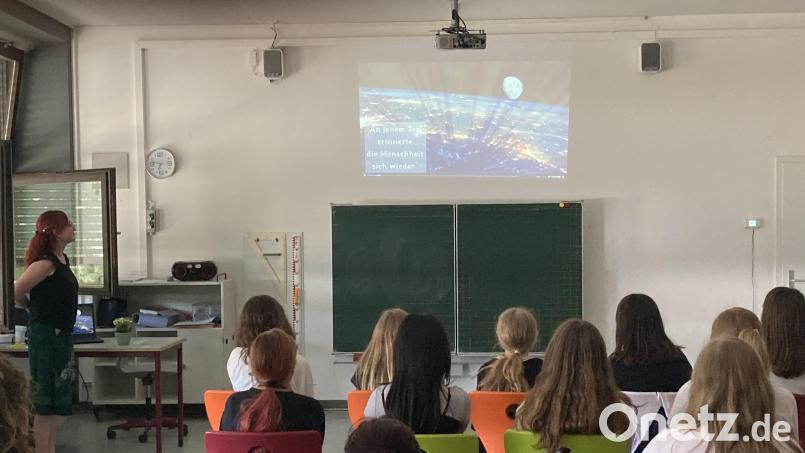 Die Realschülerinnen stellen ihre selbst erstellten Buchtrailer vor, eine etwas andere Form der Buchbesprechung. Bild: Regionalbibliothek Weiden/exb