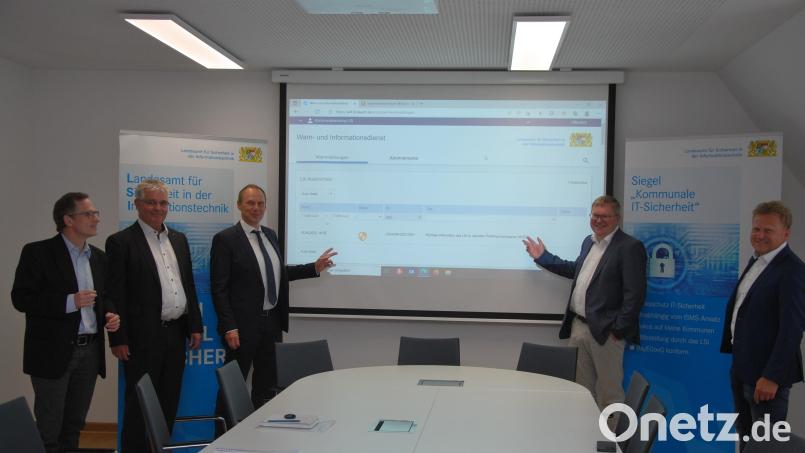 Bei der Vorstellung des neuen Portals für die IT-Sicherheit der Kommunen in Amberg (von links): Harald Porsch (LSI-Mitarbeiter in der kommunalen Sicherheitsberatung), Reiner Schmidt (Referatsleitung IT-Sicherheitsberatung), Daniel Kleffel (Präsident des LSI), Oberbürgermeister Michael Cerny, Werner Weiß (Informationssicherheitsbeauftragter der Stadt Amberg). Bild: gsp