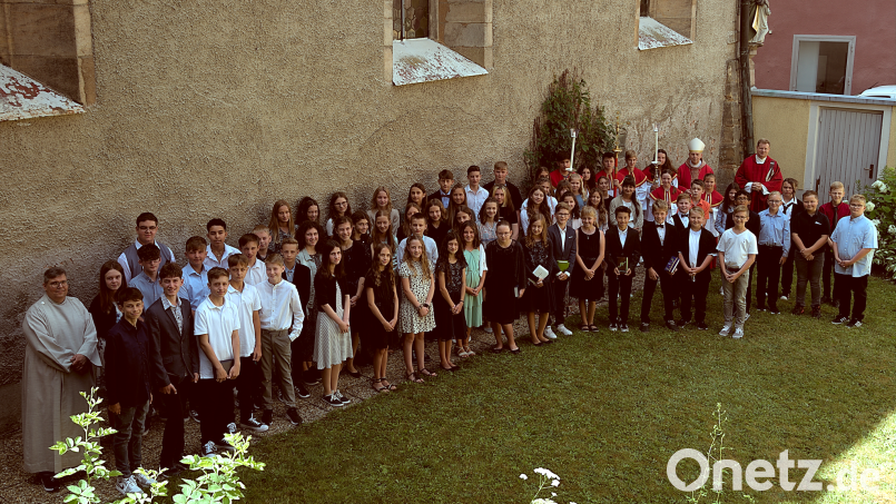 Ein unvergessliches Erlebnis war für die 63Jugendlichen die Firmung durch Weihbischof Reinhard Pappenberger (hinten, Zweiter von rechts; neben Stadtpfarrer Thomas Kraus). Bild: jzk