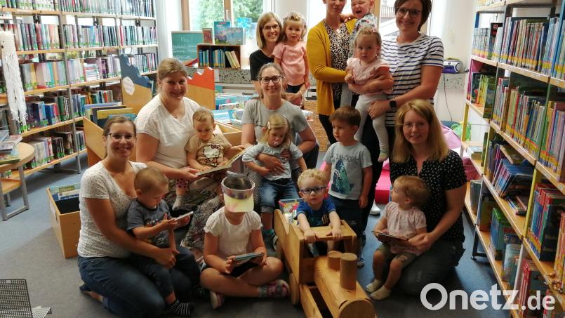 Die Krabbelgruppe besucht die Bücherei in Tännesberg. Bild: Bettina Hafner