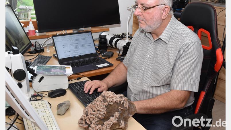 Diplom-Geograph Martin Füßl, der Vorsitzende der Vereinigung der Freunde der Mineralogie und Geologie, Bezirksgruppe Weiden, frönt auch am Computer seinem Hobby. Bild: hcz