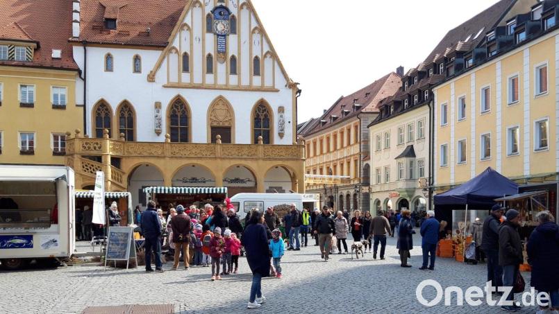 Schon seit 30 Jahren gibt es den Bauernmarkt auf dem Amberger Marktplatz. Archivbild: Simon Lösch/exb