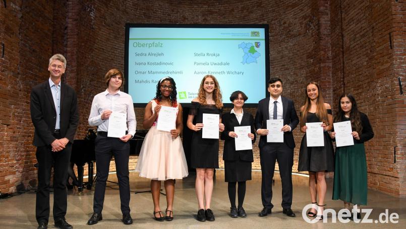 Omar Mammedrehimli vom Kepler-Gymnasium (Dritter von rechts) bekam als einziger nordoberpfälzer Schüler beim Festakt in München eine Auszeichnung vom bayerischen Kultusminister Michael Piazolo. Die anderen oberpfälzer Schüler auf dem Foto gehen auf Schulen in Regensburg, Regenstauf und Burglengenfeld. Bild: Tobias Hase / StMUK