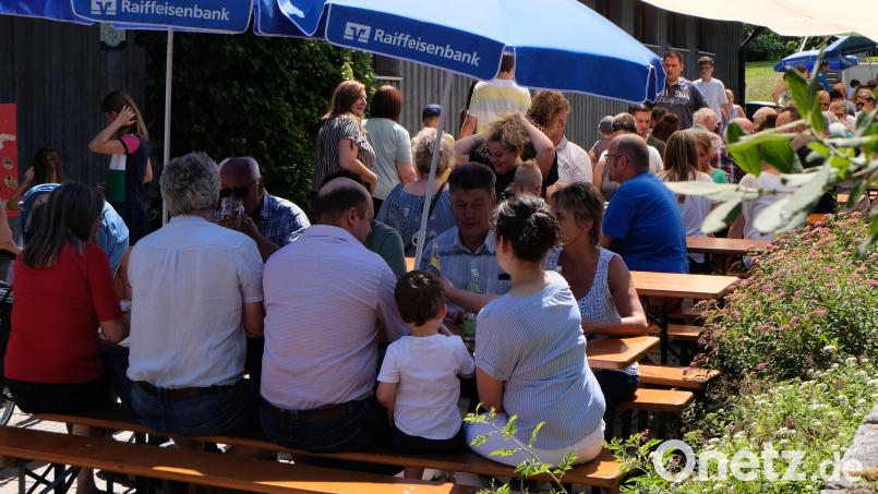 Im schatten lässt es sich gut aushalten beim Fest der evangelischen Gemeinde in Floß. Bild: le