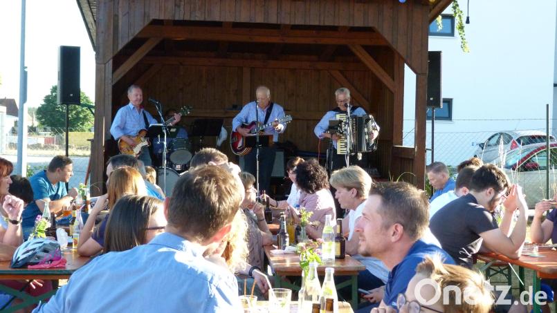 "Die Lustigen Buam" spielten viele Lieder zum Mitsingen und Mitschunkeln. Bild: hok