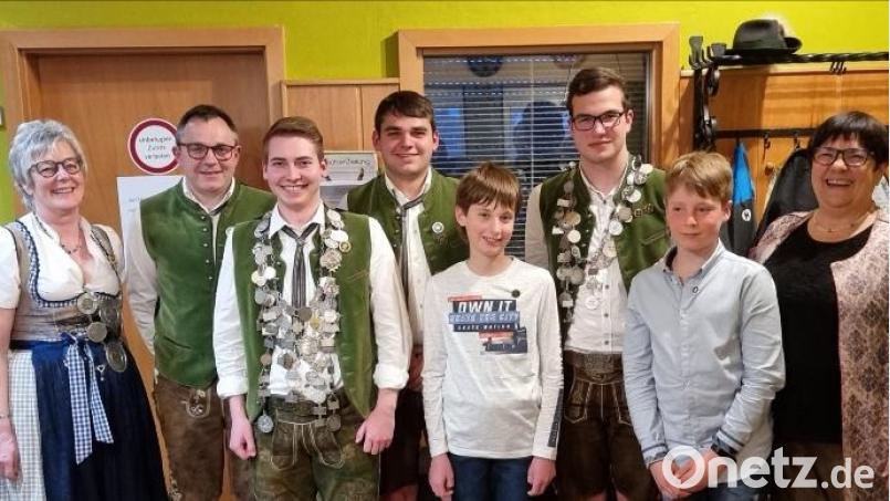 Schützenmeisterin Gisela Zerbian (rechts) gratulierte (von links) Sonja Stöckl Sonja, Reinhold Kemptner, Fabian Rockinger, Benedikt Kemptner, Tim Müller, Bastian Ebenhöch und Hannes Wolf. Bild: Erwin Zerbian/exb