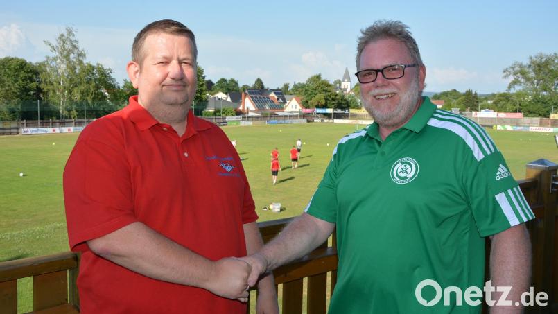 Jürgen Schneider (links) von der gleichnamigen Jobagentur aus Weiden und stellvertretender SV-Vorsitzender Gerhard Greim freuen sich auf Zusammenarbeit in den kommenden Jahren. Bild: jr