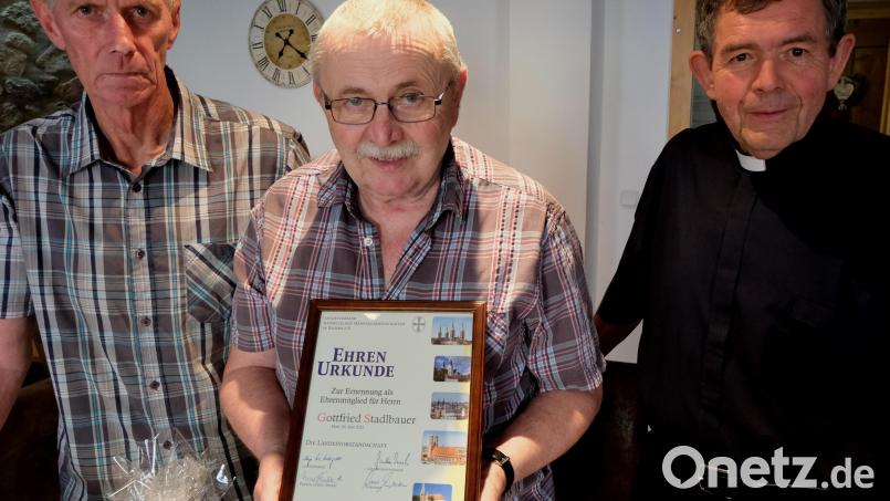 Vorsitzender Hans Eismann (links) und Pfarrer Max Früchtl ( rechts) zeichneten Gottfried Stadlbauer aus. Bild: le