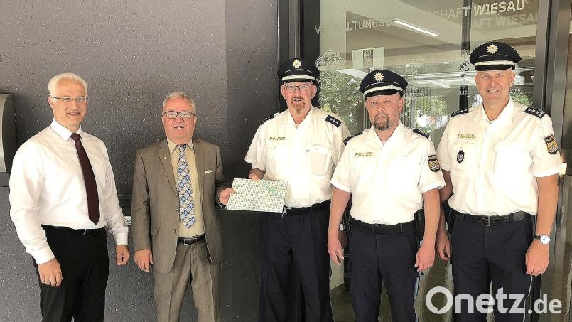 Die Polizeiwache Wiesau bleibt weiterhin besetzt. Darüber freuten sich (von links) Geschäftsleiter Thomas Weiß und Bürgermeister Toni Dutz. In den Ruhestand verabschiedet wurde Polizeioberkommissar Wolfgang Trottmann (Mitte), der den Posten an Thomas Hoffmann (Zweiter von rechts) übergab. Rechts Erster Polizeihauptkommissar Günther Burkhard. Bild: wro