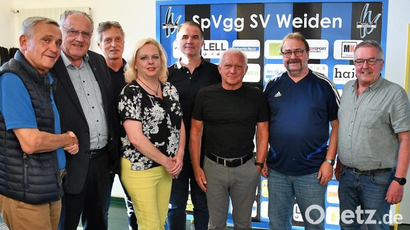 Kurt Seggewiß, zweiter SpVgg SV-Vorsitzender, neuer Verwaltungsratsvorsitzender Lothar Höher, die Verwaltungsräte Rainer Lindner, Dagmar Nachtigall, stellvertretender Verwaltungsratsvorsitzender Alexander Smardenkas, Vorstandsmitglied Manfred Luber, Verwaltungsrat Reiner Nachtigall und Gerald Bolleininger blicken mit Zuversicht ins die Spielsaison. Bild: Dagmar Nachtigall/exb