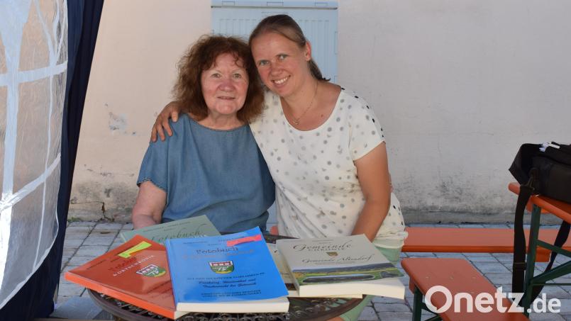 Die Geschichte der Gemeinde Guteneck haben Maria Goetz (links) und ihre Nichte Ulrike Kiendl (rechts) in unzähligen Stunden erforscht und in drei Bänden festgehalten. Bild: bnr